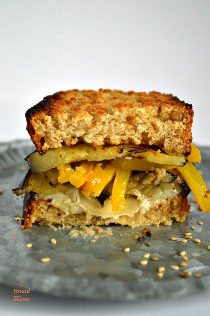 Sandwich de Berenjena con Pimiento y Tahini