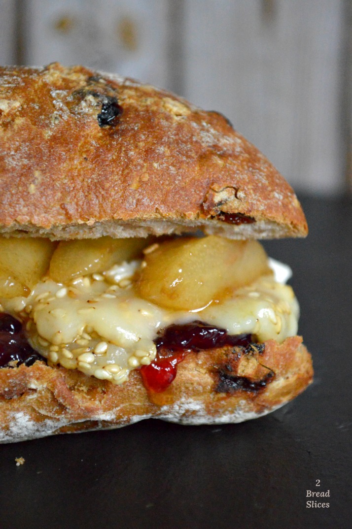 Sandwich de Cerezas, Camembert y Peras al Oporto.