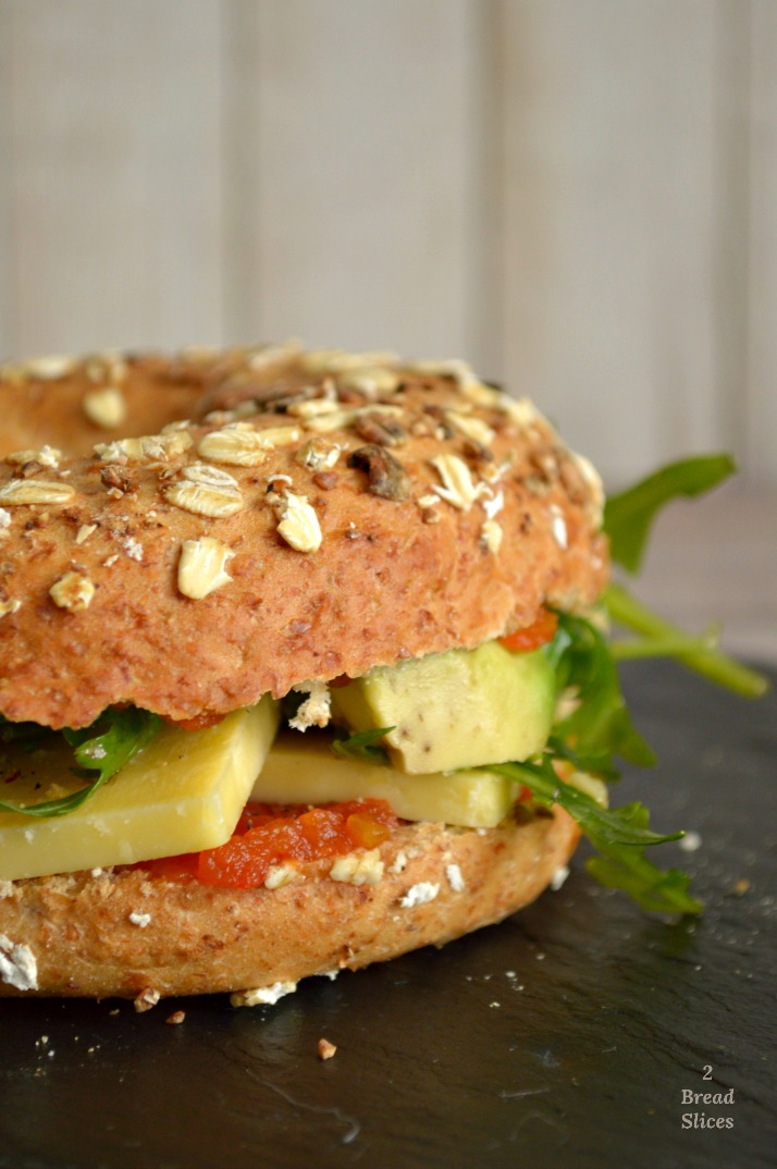 BAGEL DE AGUACATE, CHEDDAR Y RELISH DE TOMATE | 2 Bread Slices