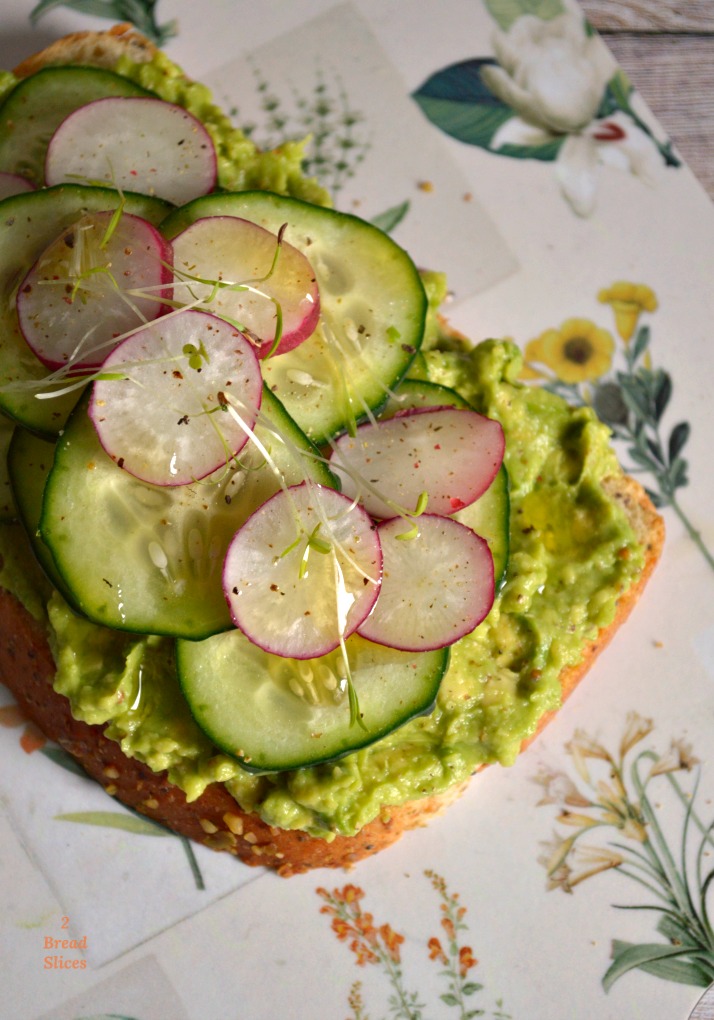 Sandwich (open) de Pepino y Rabanitos