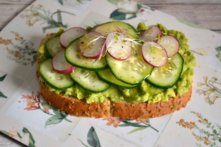 Sandwich (open) de Pepino y Rabanitos