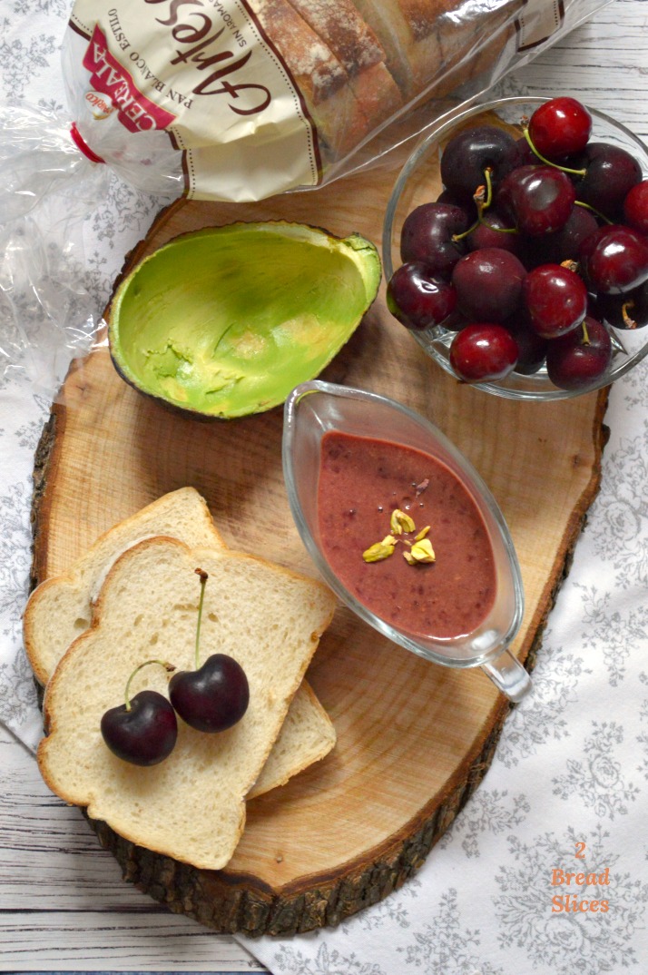 Open Sandwich de Cerezas y Aguacate