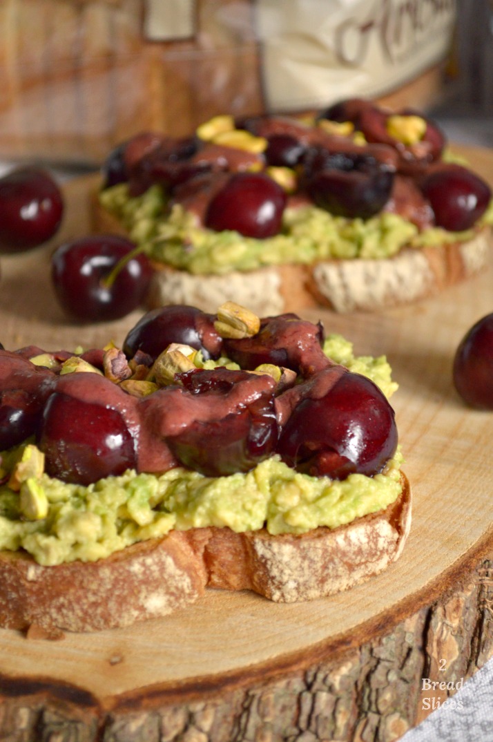 Open Sandwich de Cerezas y Aguacate