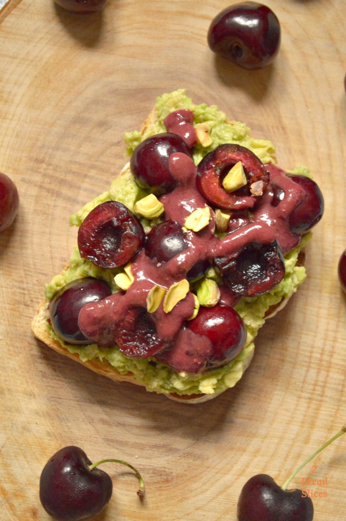 Open Sandwich de Cerezas y Aguacate