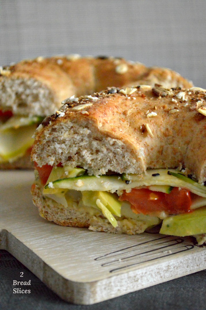 Bagel de Calabacín y Pasta de Judías Blancas