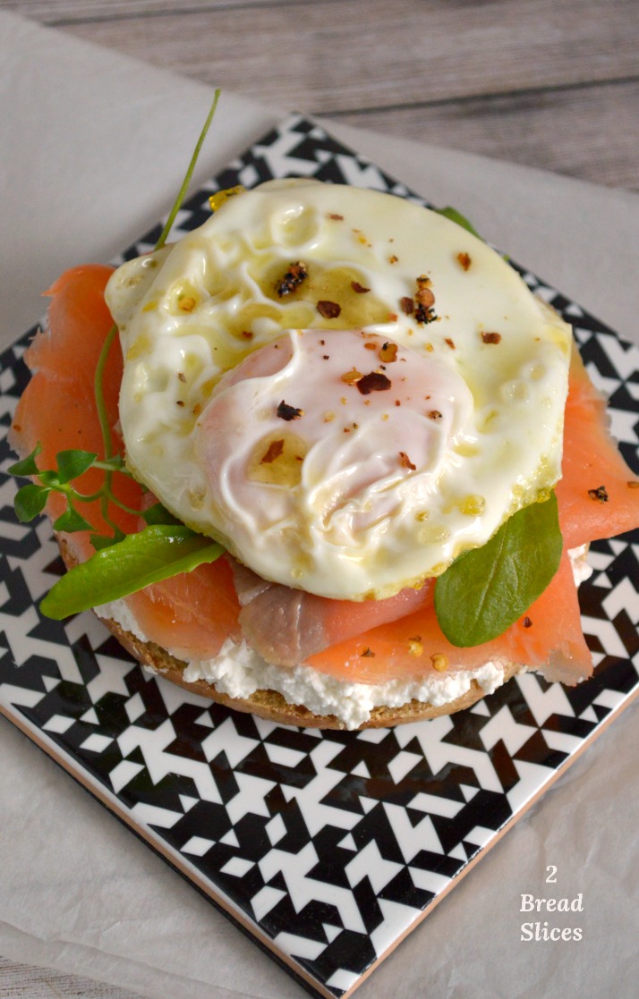 Bagel de Salmón con Requesón y Huevo