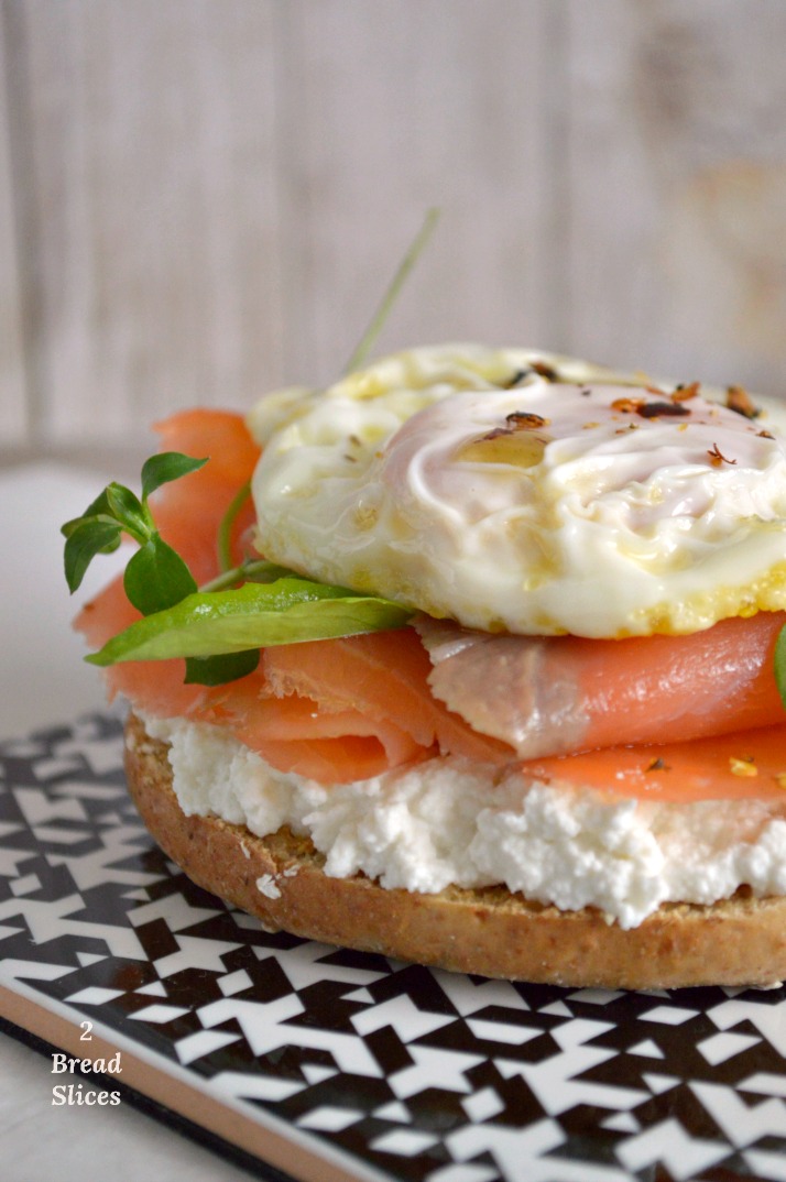 Bagel de Salmón con Requesón y Huevo