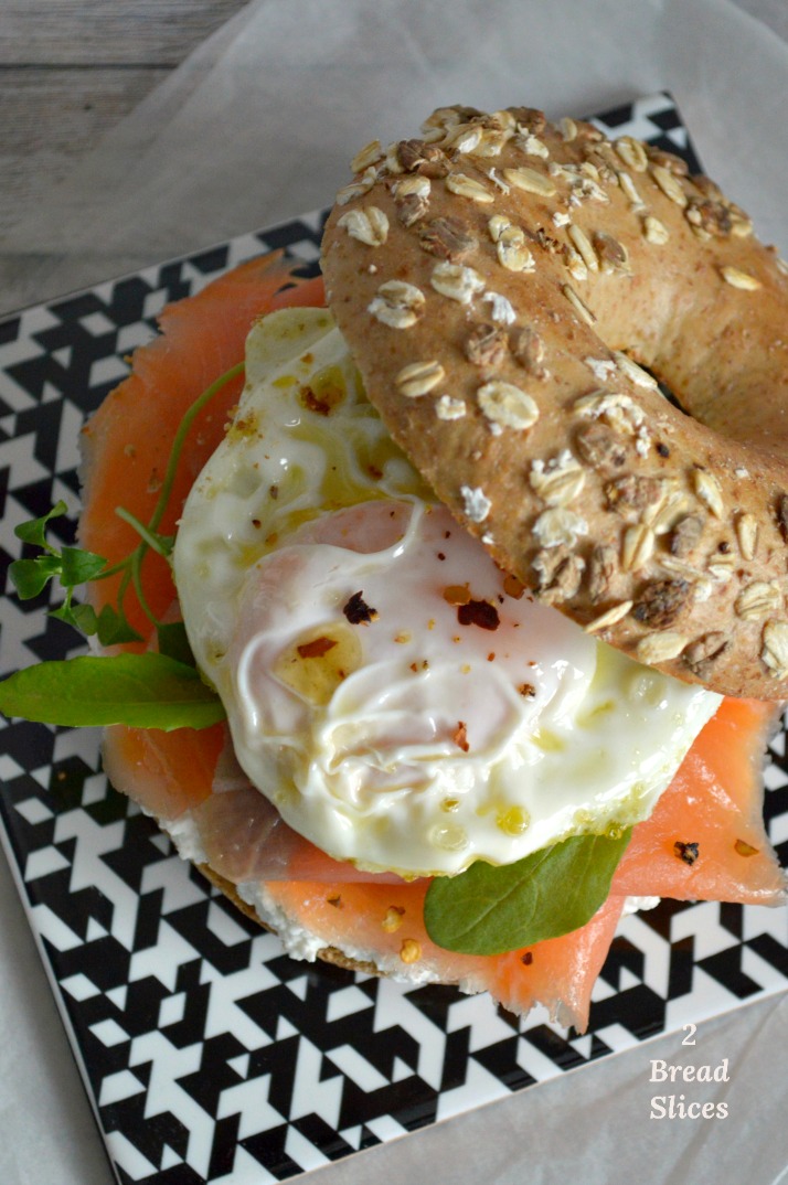 Bagel de Salmón con Requesón y Huevo