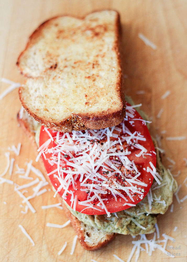 Huevo pesto tomate