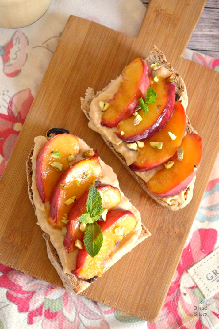 Open Sandwich de Nectarina y Crema de Alubias