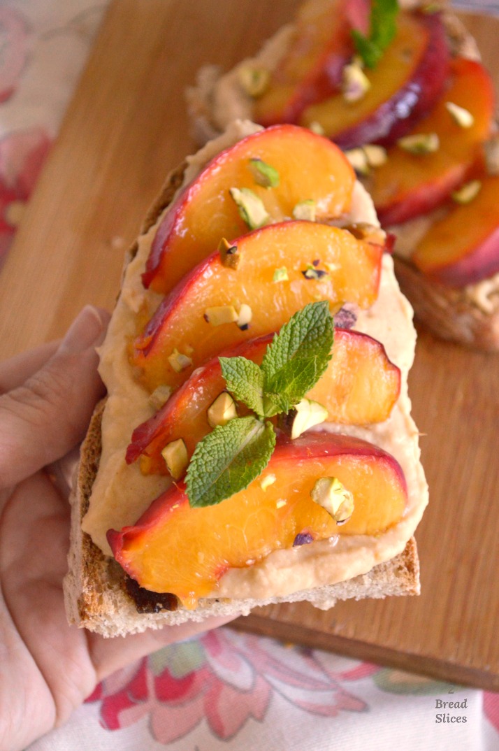 Open Sandwich de Nectarina y Crema de Alubias