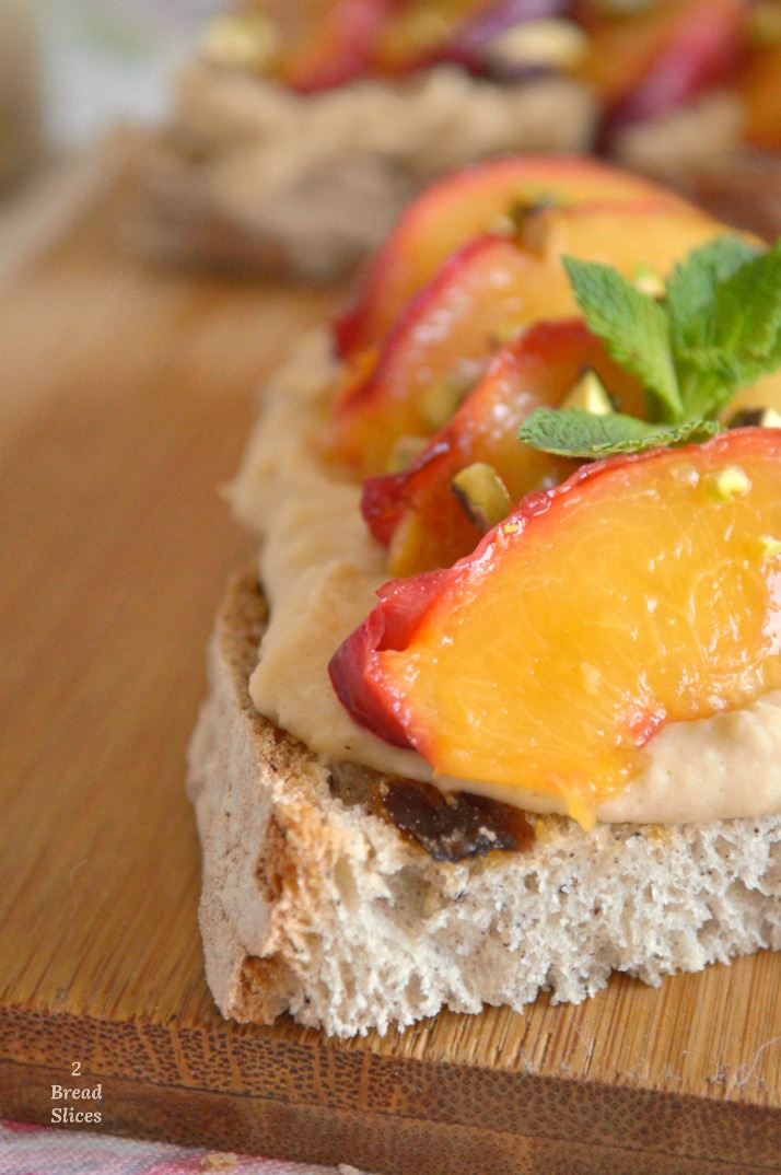 Open Sandwich de Nectarina y Crema de Alubias