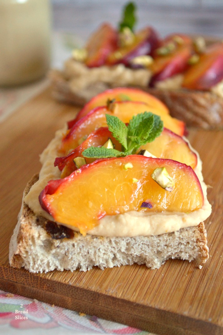 Open Sandwich de Nectarina y Crema de Alubias