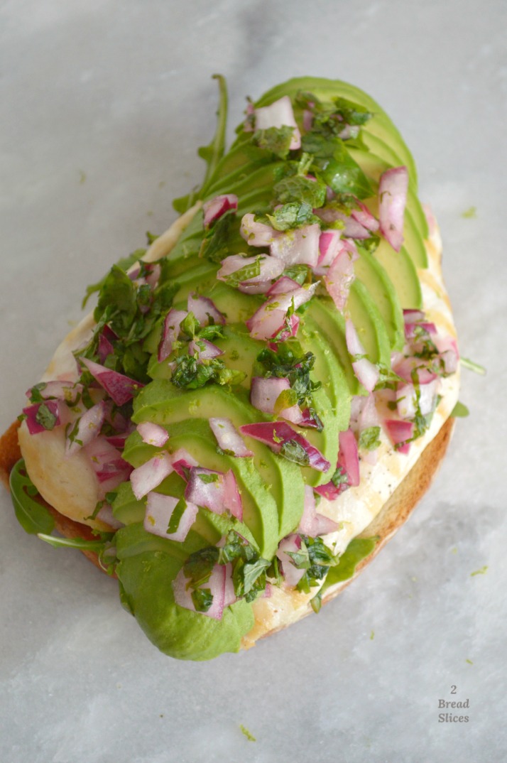 Sandwich de Pollo con Aguacate y Menta