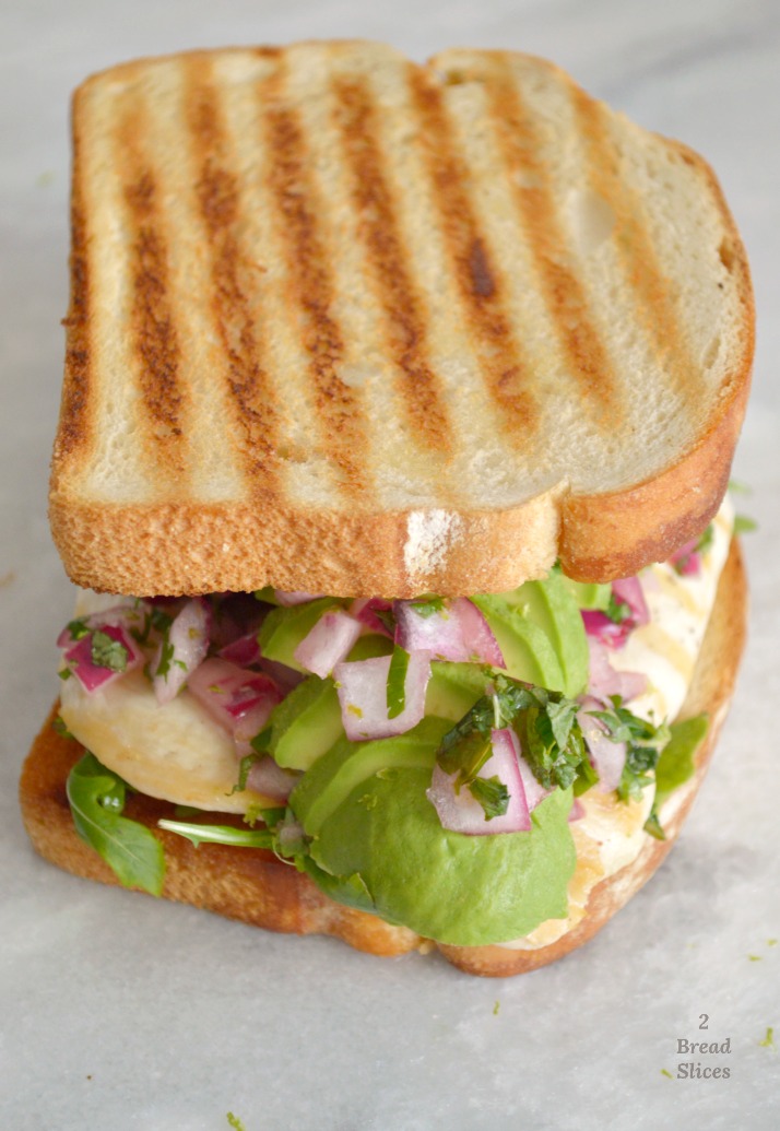 Sandwich de Pollo con Aguacate y Menta