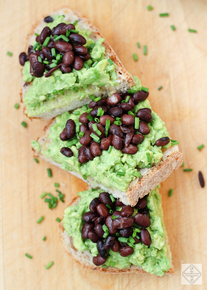 Open sandwich de aguacate y judías negras