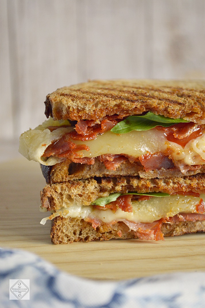 Sandwich de Chorizo, Queso y Albahaca