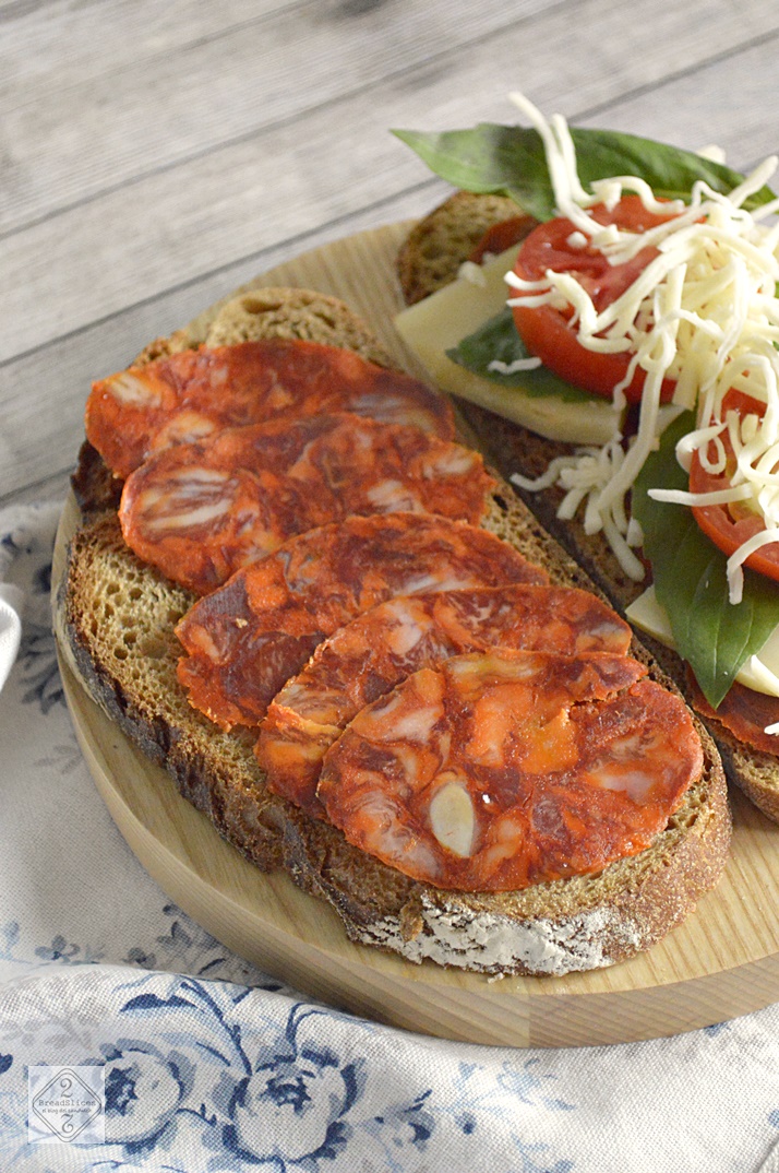 Sandwich de Chorizo, Queso y Albahaca