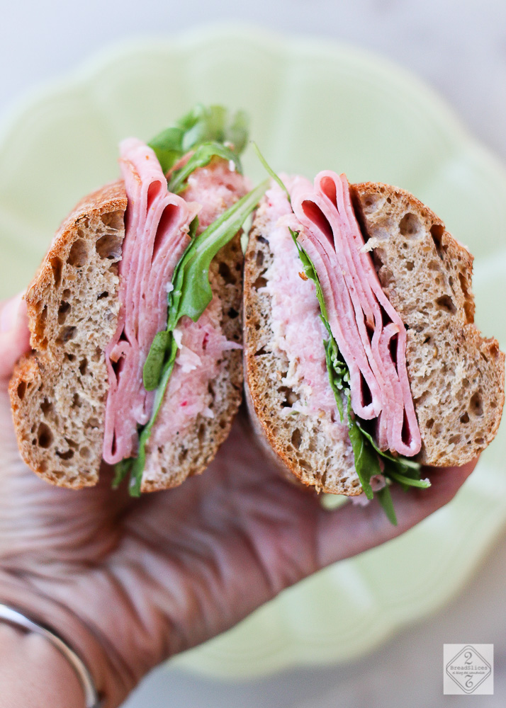 Sandwich de mortadela y salsa de rabanitos