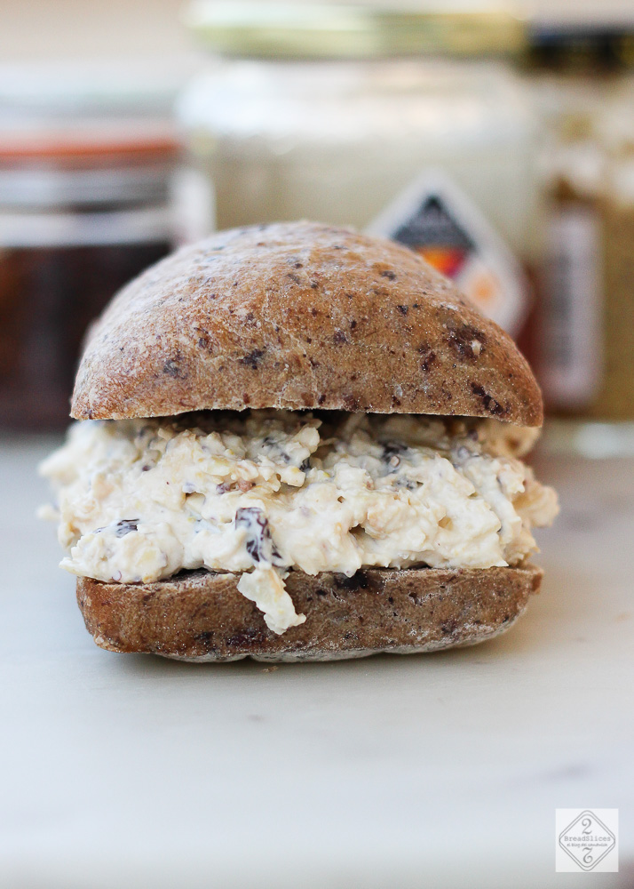 Sandwich de pollo, pasas y almendras