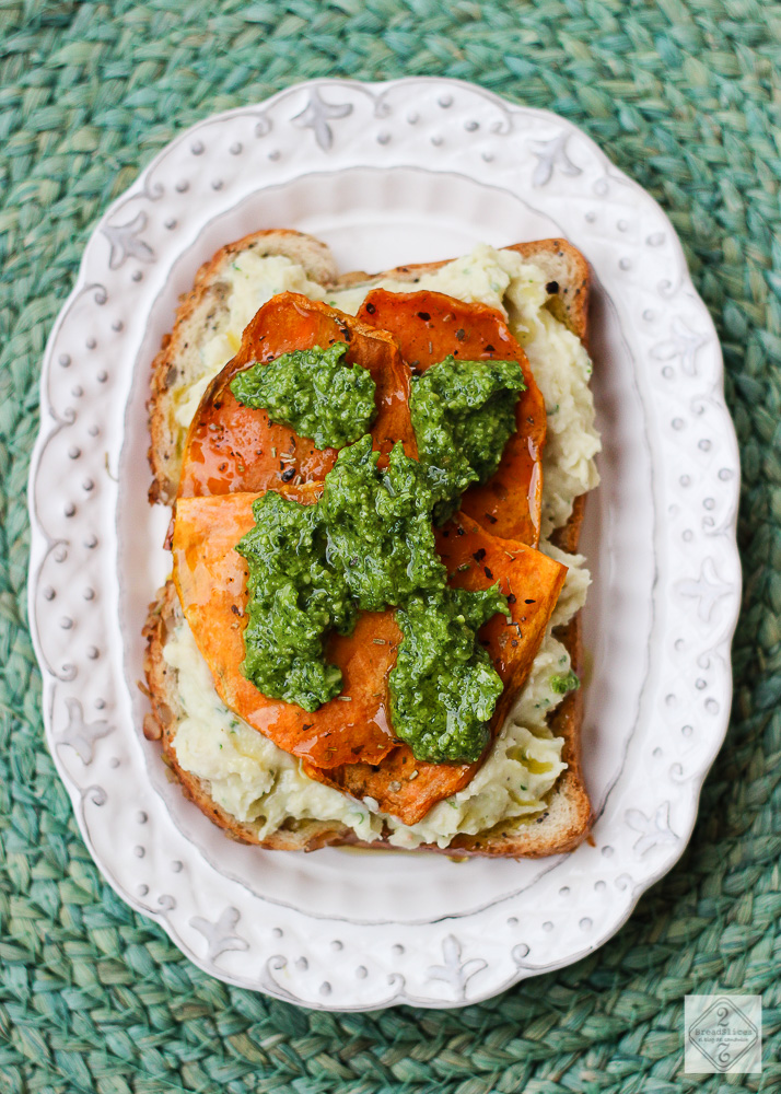 Sandwich de untable de judías, batata y pesto de rúcula