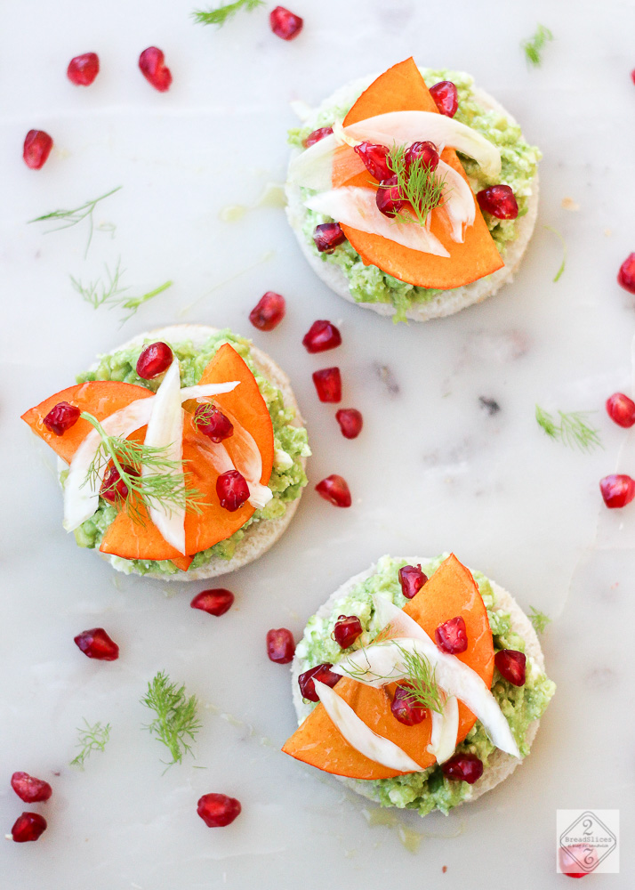 Open sandwich de fruta, verdura y queso