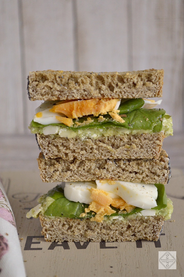 Sandwich de Huevo con Untable de Aguacate y Feta