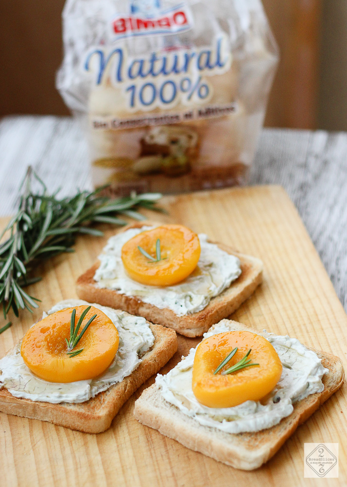 Open sandwich de queso azul y melocotón