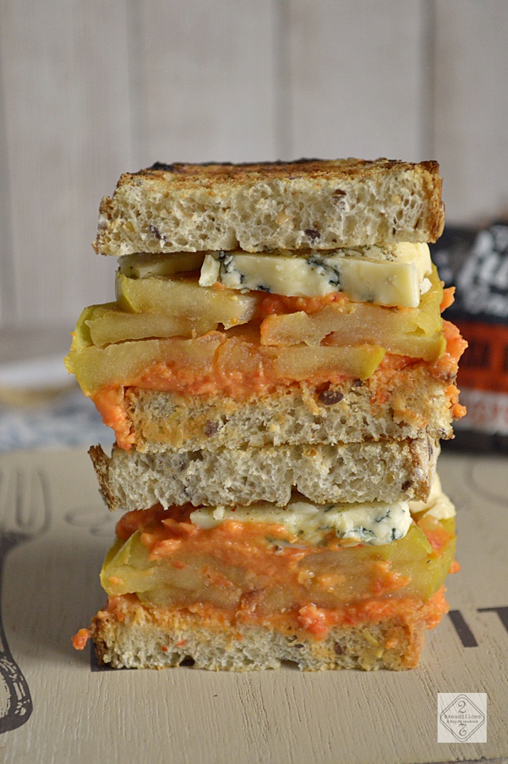 Sandwich con Hummus de Pimiento y Queso Stilton