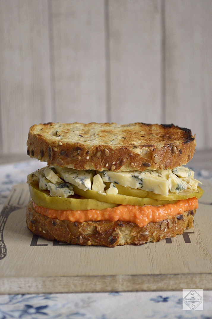 Sandwich con Hummus de Pimiento y Queso Stilton