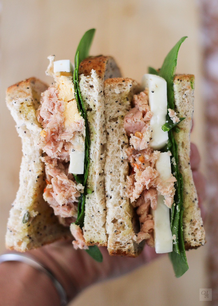 Sandwich de huevo, atún y espinacas