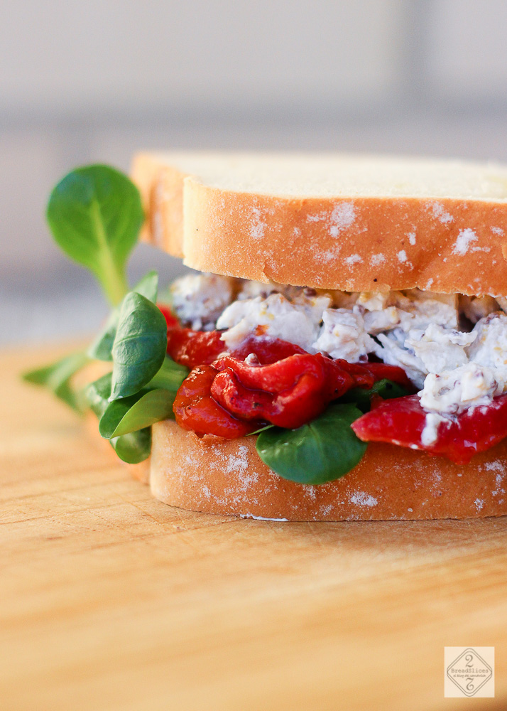 Sandwich de pimiento, pollo y salsa de mostaza