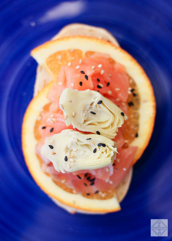 Open sandwich de salmón y alcachofa