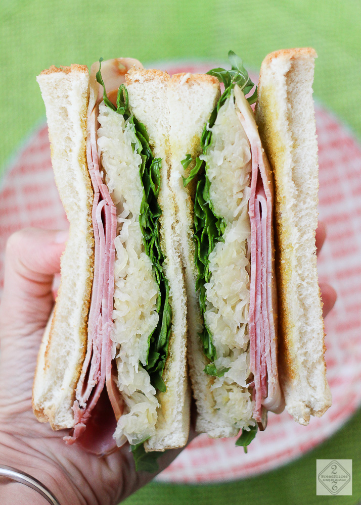 Sandwich de jamón, chucrut y rúcula