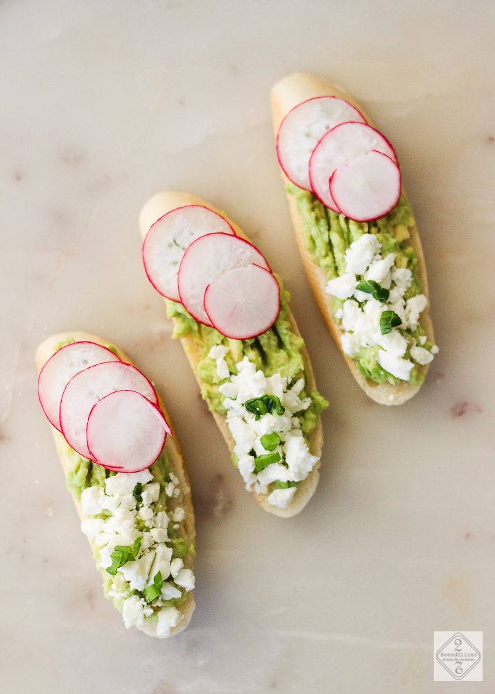 Open sandwich de aguacate, feta y rabanitos