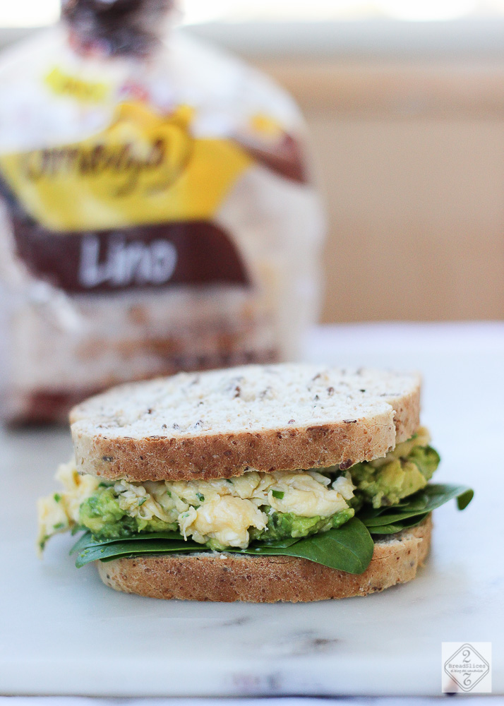 Sandwich de aguacate, huevo y espinacas