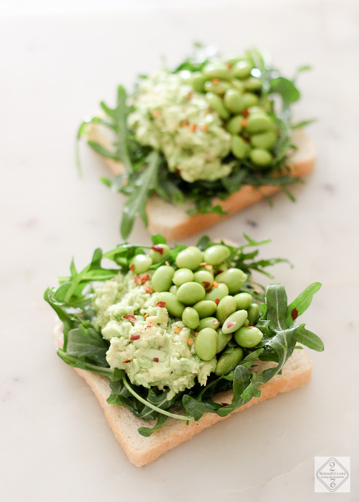 Open sandwich de aguacate, edamame y rúcula