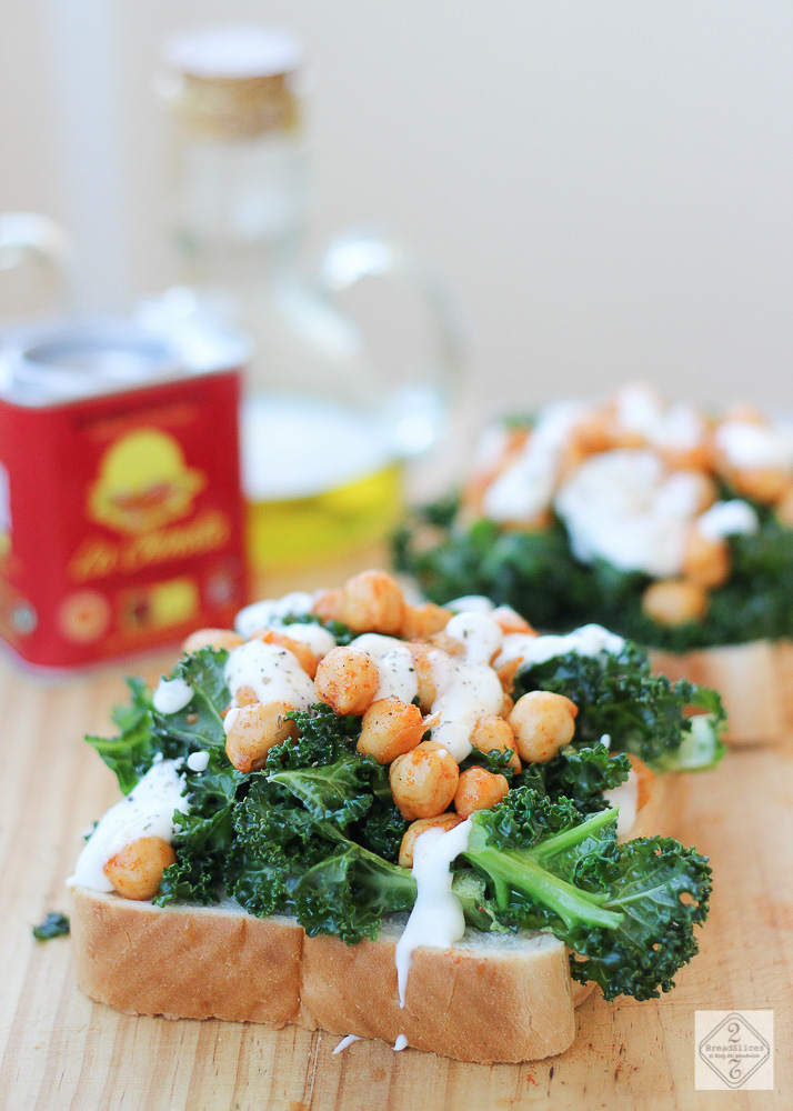 Open sandwich de col rizada, garbanzos y yogur