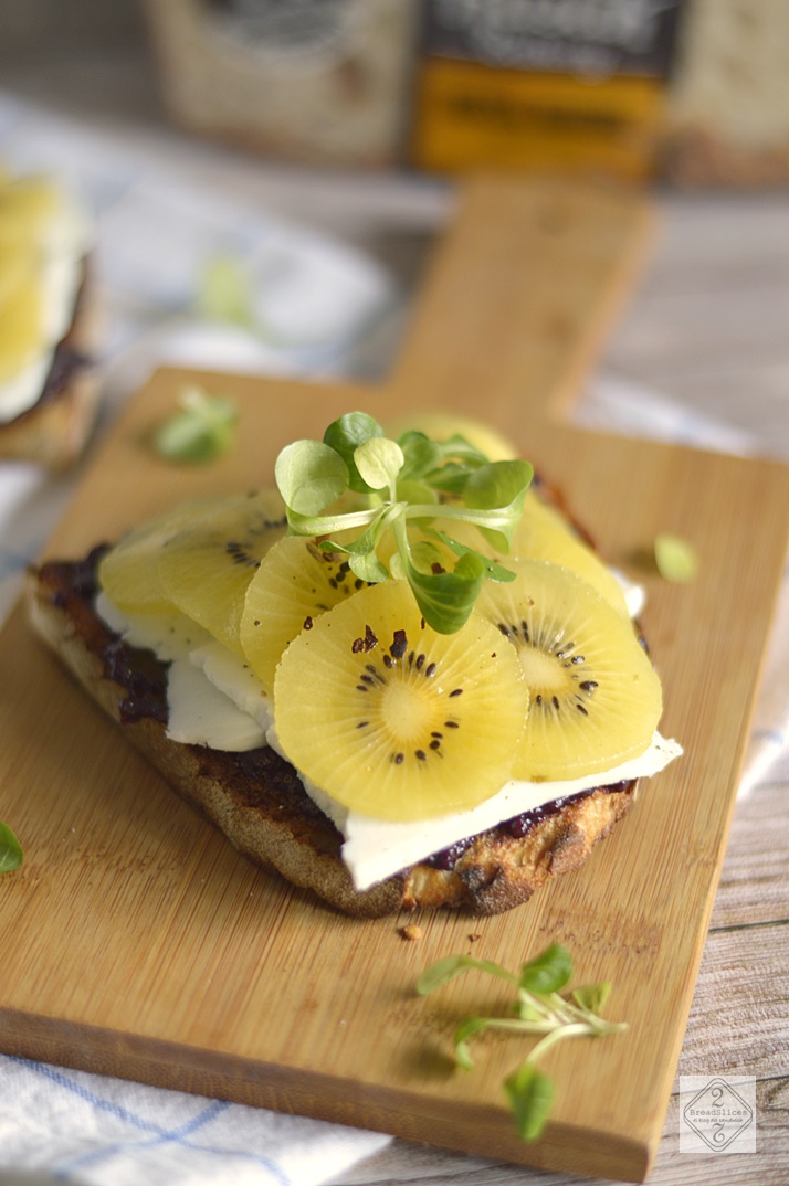 Open Sandwich de Kiwi, Queso de Cabra y Mostaza de Arándanos