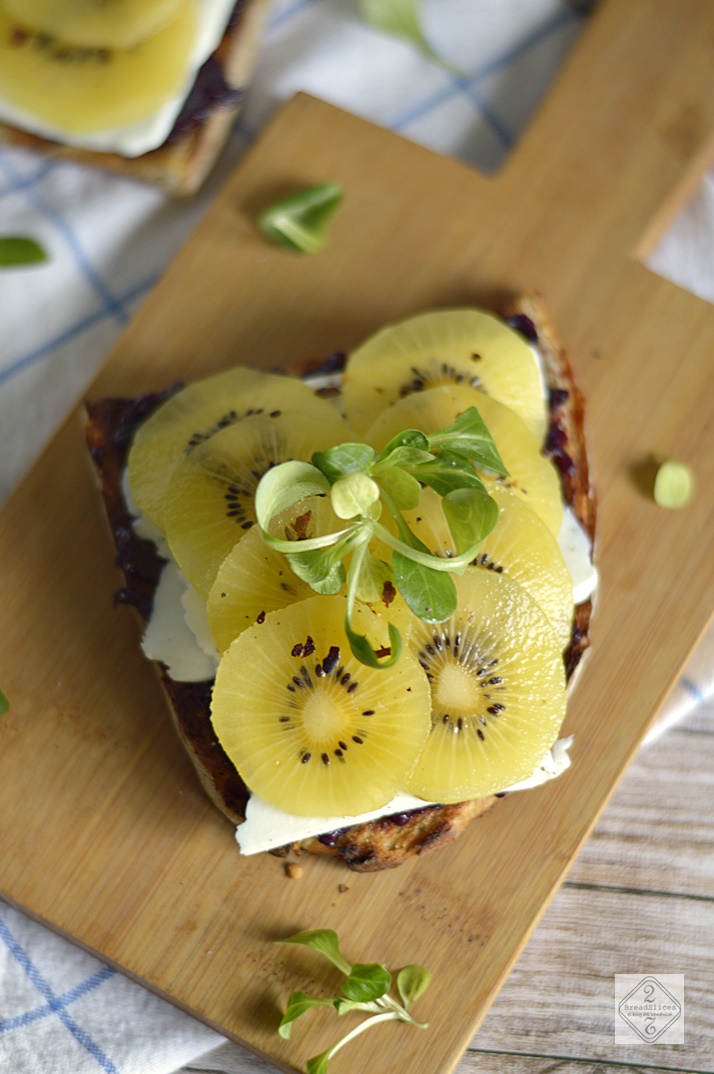 Open Sandwich de Kiwi, Queso de Cabra y Mostaza de Arándanos