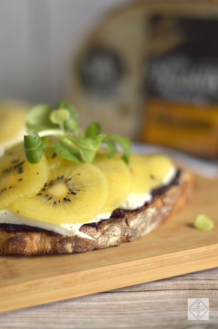 Open Sandwich de Kiwi, Queso de Cabra y Mostaza de Arándanos