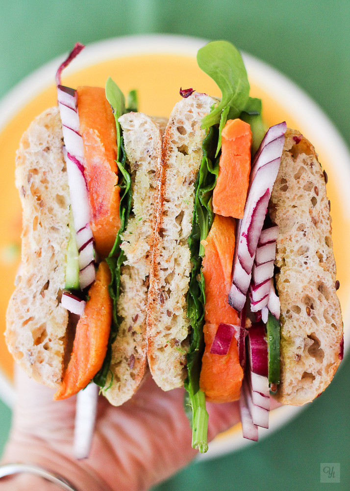 Sandwich de batata, espinacas y pepino