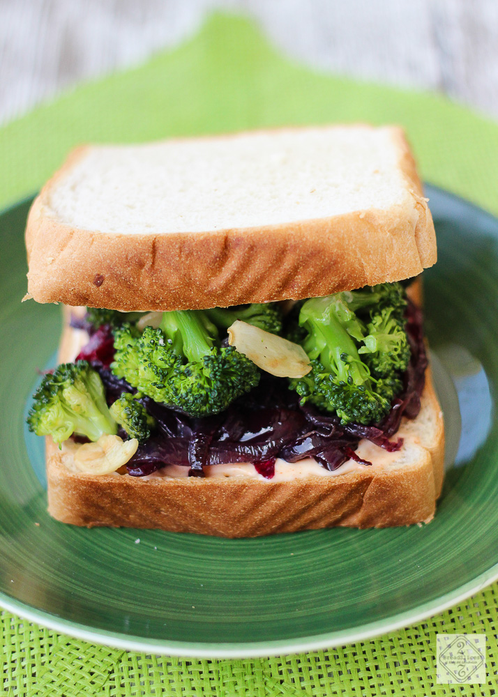 Sandwich de cebolla, brócoli y salsa picante