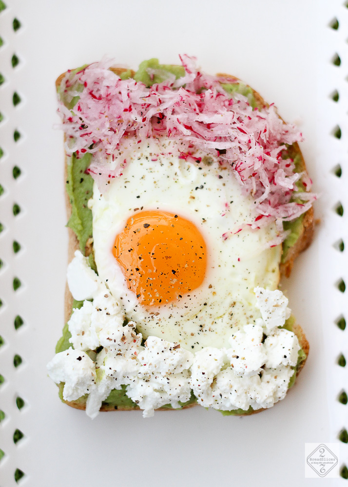 Open sandwich de aguacate y huevo