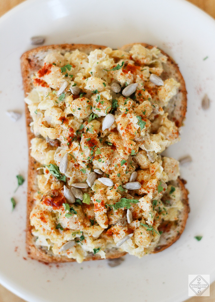 Open sandwich de garbanzos y pipas