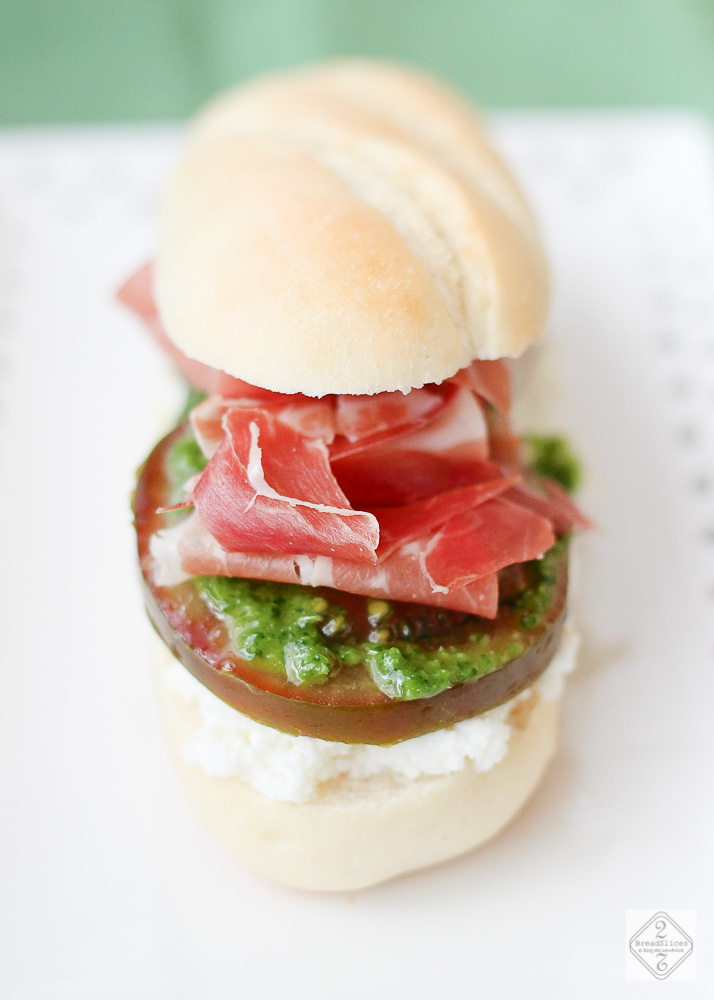 Sandwich de requesón, jamón y salsa verde
