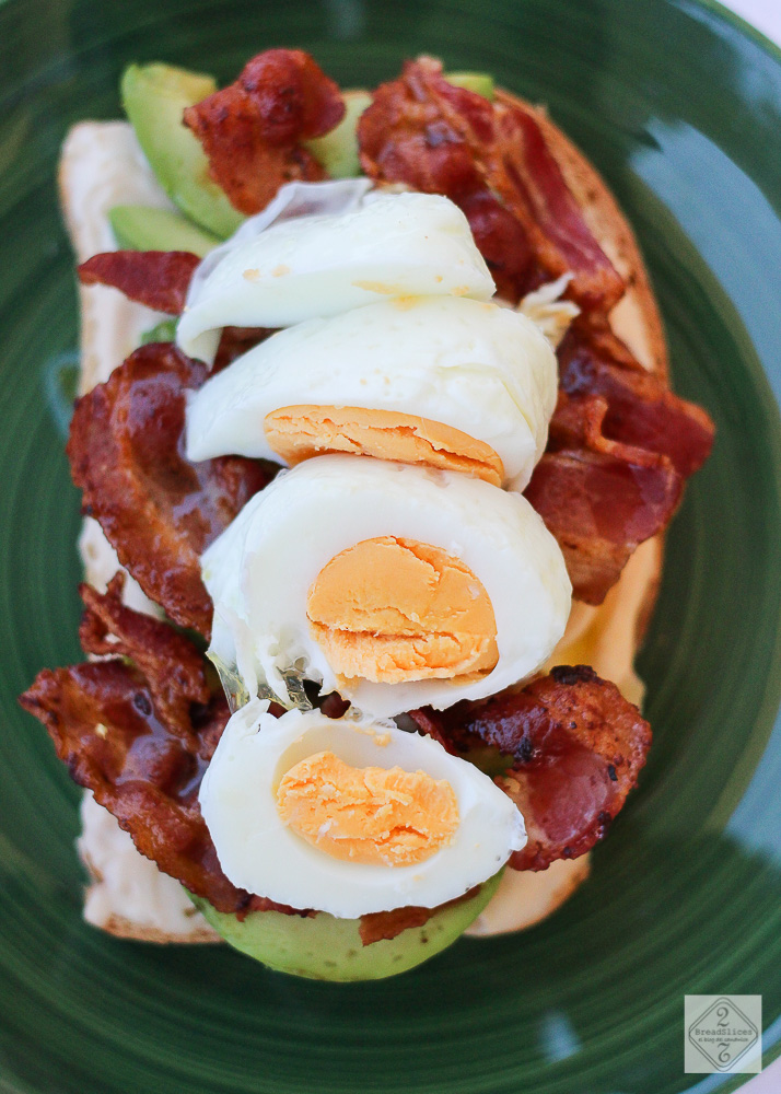 Open sandwich de aguacate, bacon y huevo