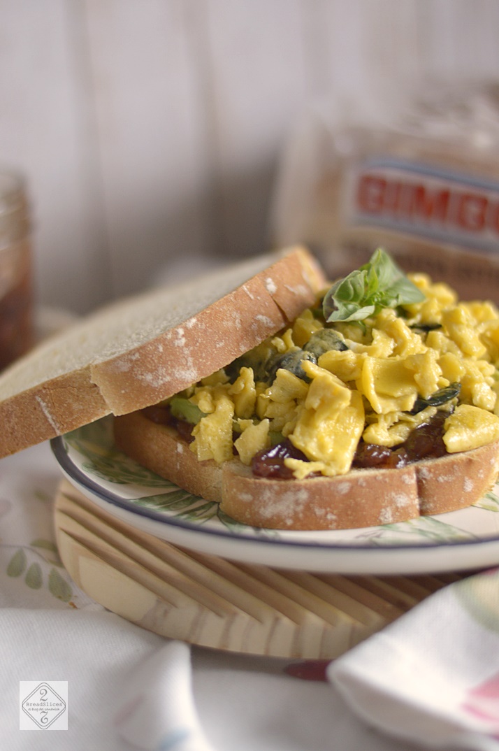 Sandwich de Huevo y Chutney de Pera