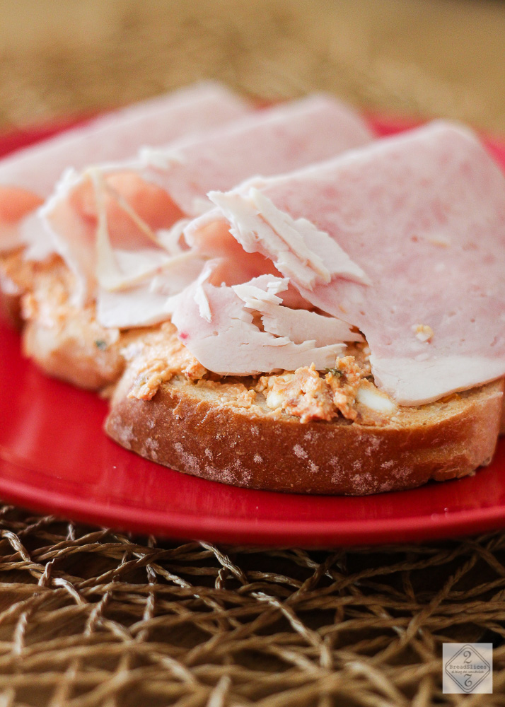 Sandwich de fiambre de pollo, tomate y feta