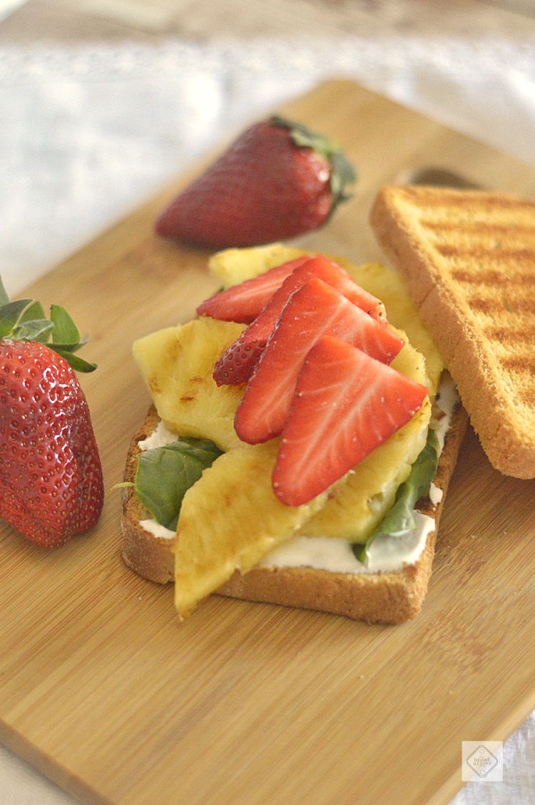 Sandwich de Piña, Fresas y Albahaca | 2 Bread Slices